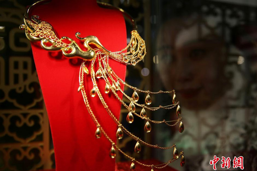 Exquisite gold and jade products go on display in Beijing