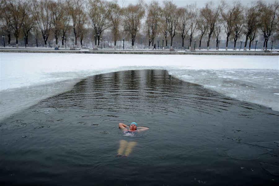 Swimmers jump into frozen lake in Northeast China