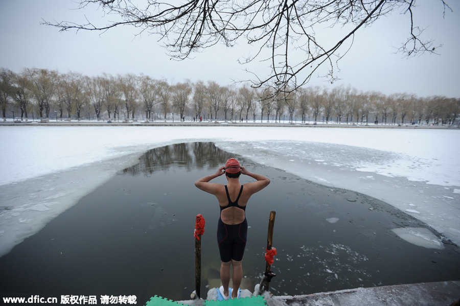 Swimmers jump into frozen lake in Northeast China