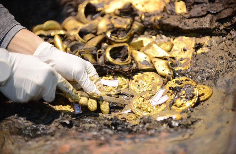 Gold plates indicate tomb's royal Han origin