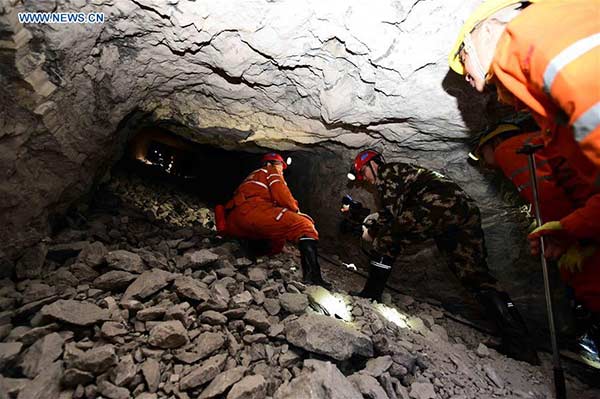 Workers race against time to rescue 17 miners