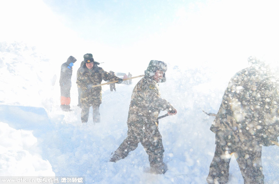 Police rescue tourists trapped in minus 30 after avalanche in Xinjiang