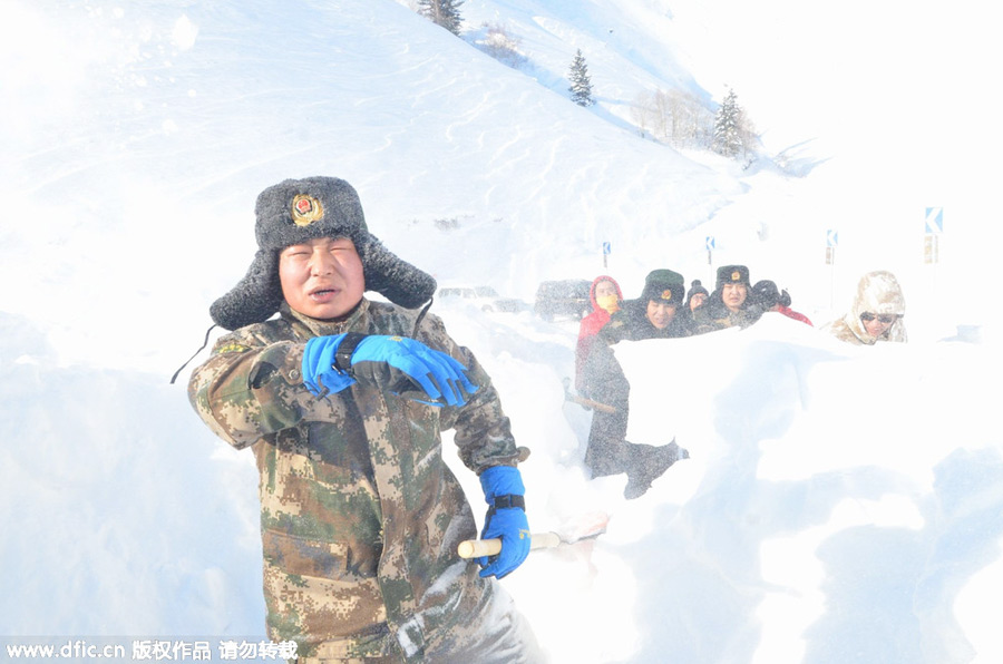 Police rescue tourists trapped in minus 30 after avalanche in Xinjiang