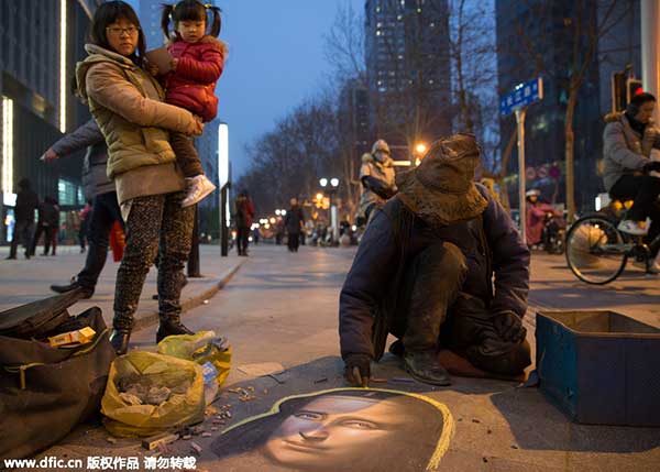 Beggar spends hours drawing Mona Lisa with chalk