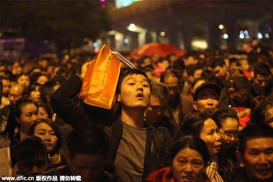 Thousands of stranded travelers queue to enter Guangzhou Railway Station