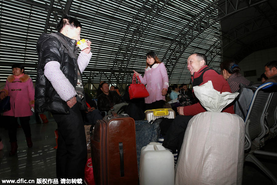 Train stations see peak in Spring Festival travelers