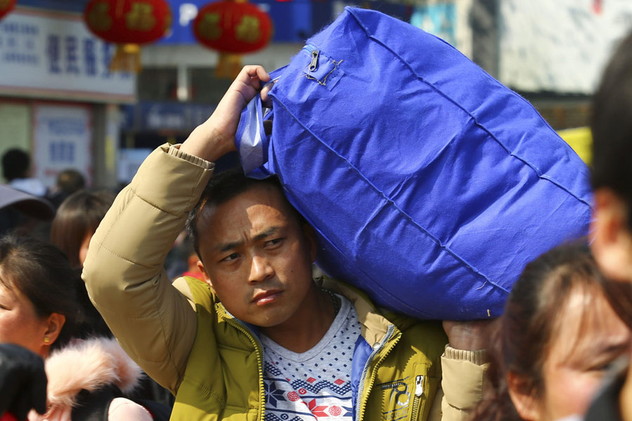 Train stations see peak in Spring Festival travelers