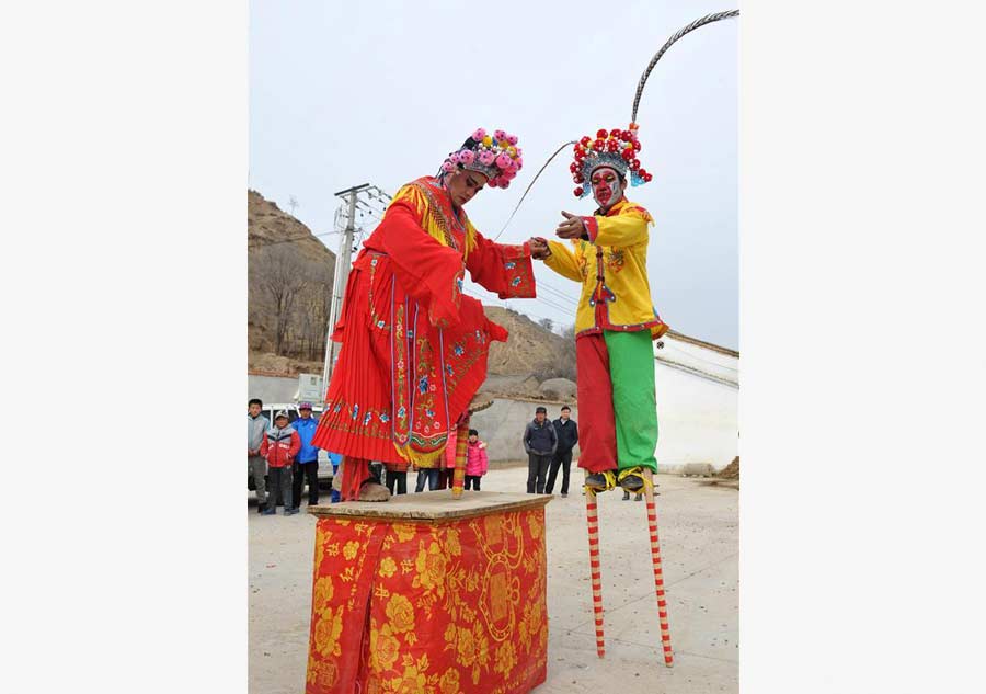 Villagers perform Yangko in NW China to mark Lantern Festival