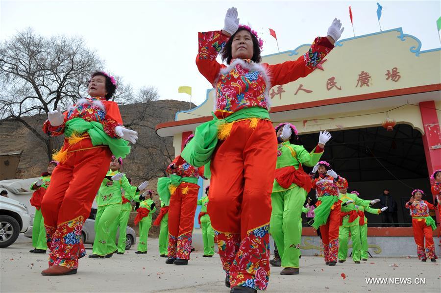 Villagers perform Yangko in NW China to mark Lantern Festival