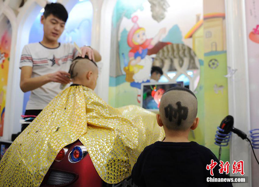 Cutting hair for Longtaitou Festival