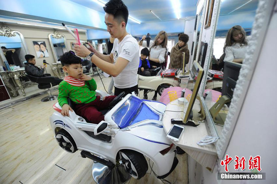 Cutting hair for Longtaitou Festival