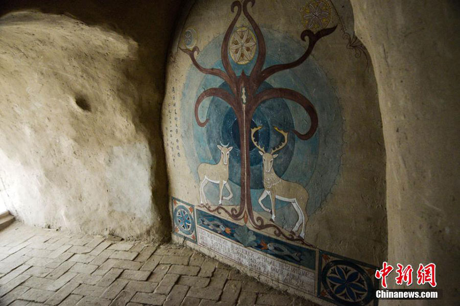 Wall murals debut in Dunhuang modern grottoes