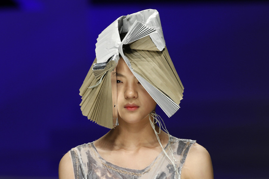 Headdresses shine at China Fashion Week