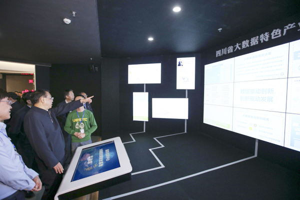 Premier plays badminton with robot as he visits Chengdu's entrepreneurial hub