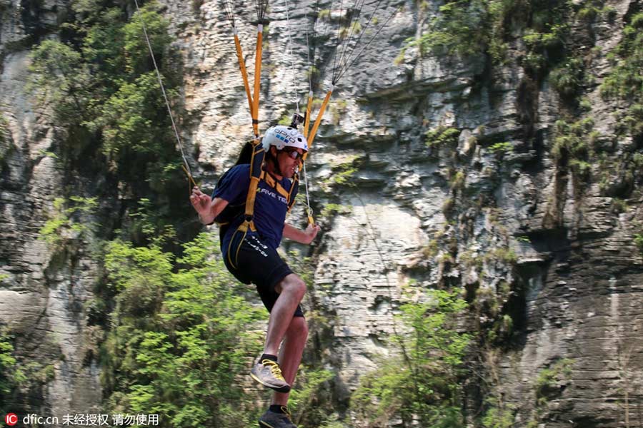 Chongqing holds World Low-Altitude Parachute Jump contest