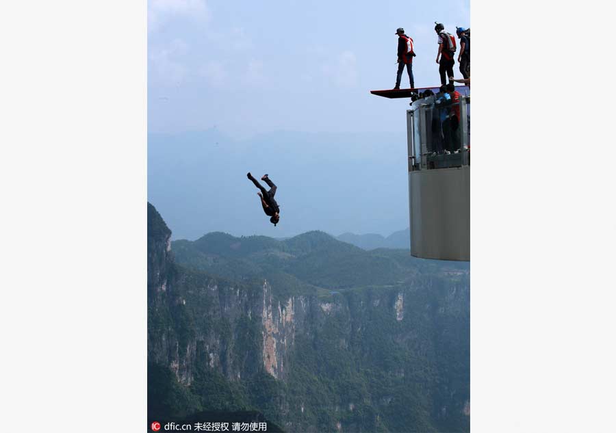 Chongqing holds World Low-Altitude Parachute Jump contest