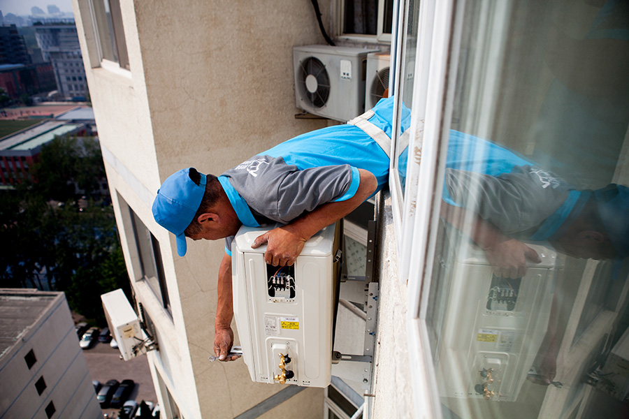 Snapshots of modern-day Chinese at work