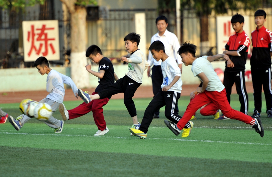 Left-behind children play through May Day holiday