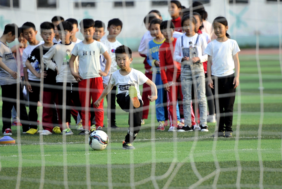 Left-behind children play through May Day holiday