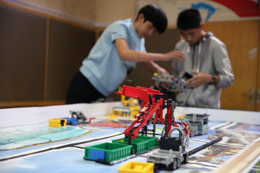 About 400 students participate in robot competition in Guilin