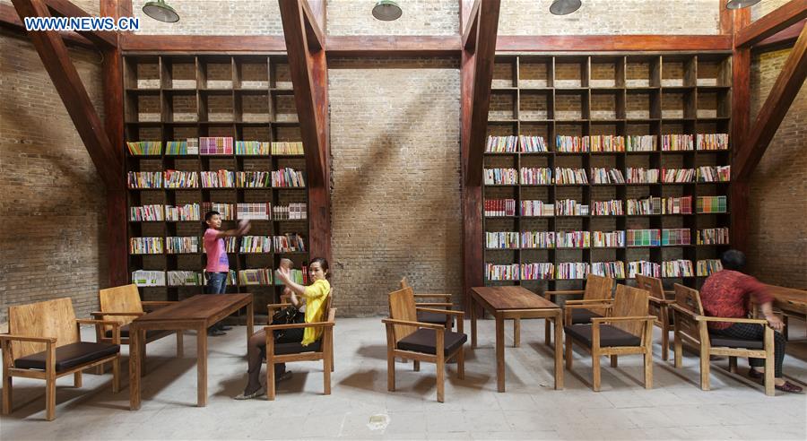 Library modified from cave dwellings attracts readers in C China