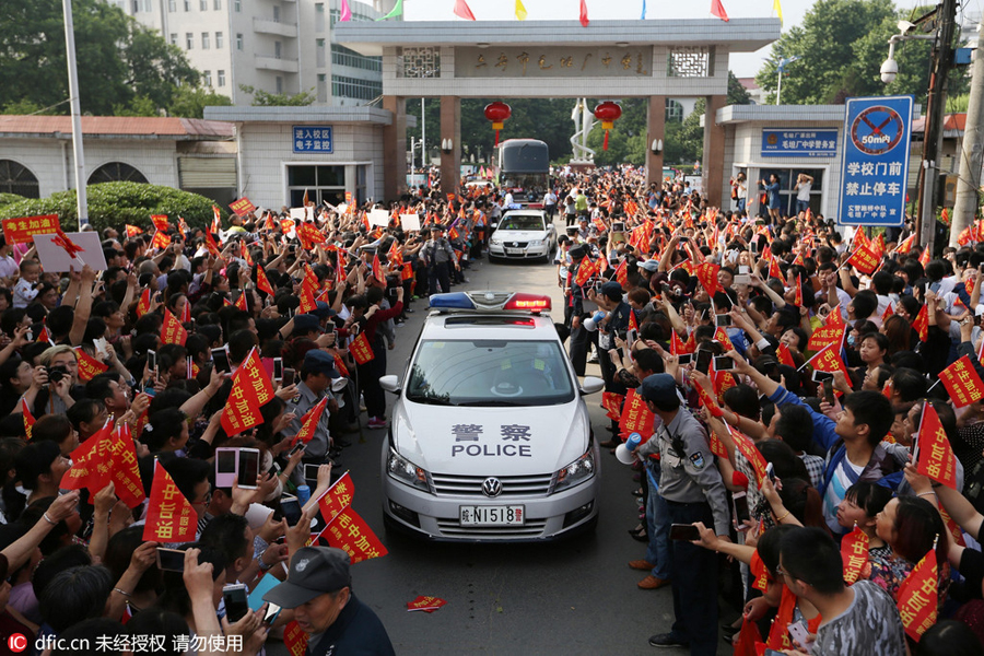 Students receive <EM>gaokao</EM> cheers in E China