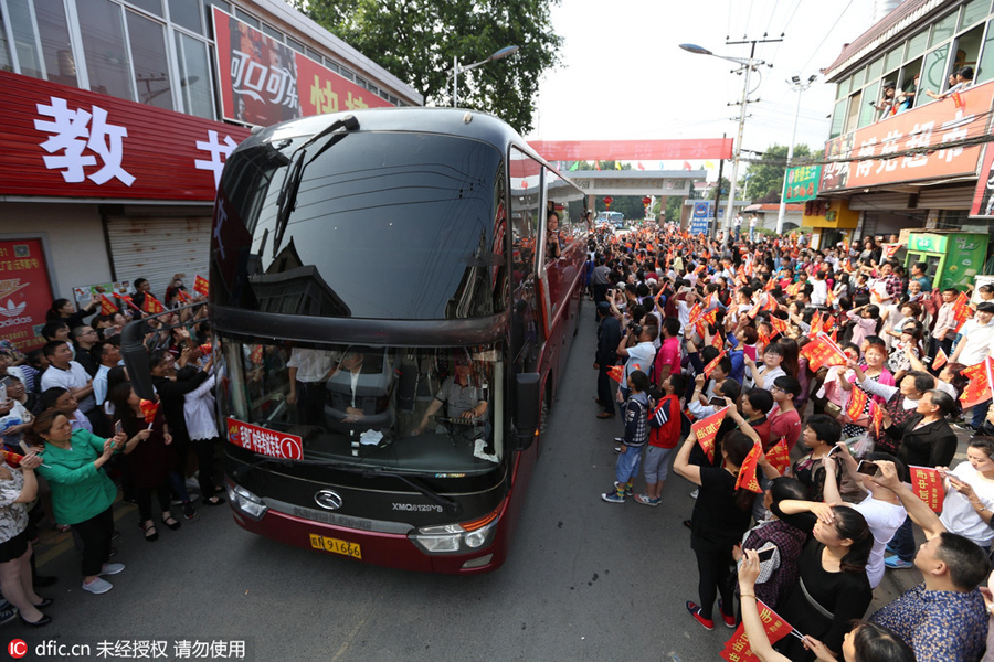 Students receive <EM>gaokao</EM> cheers in E China