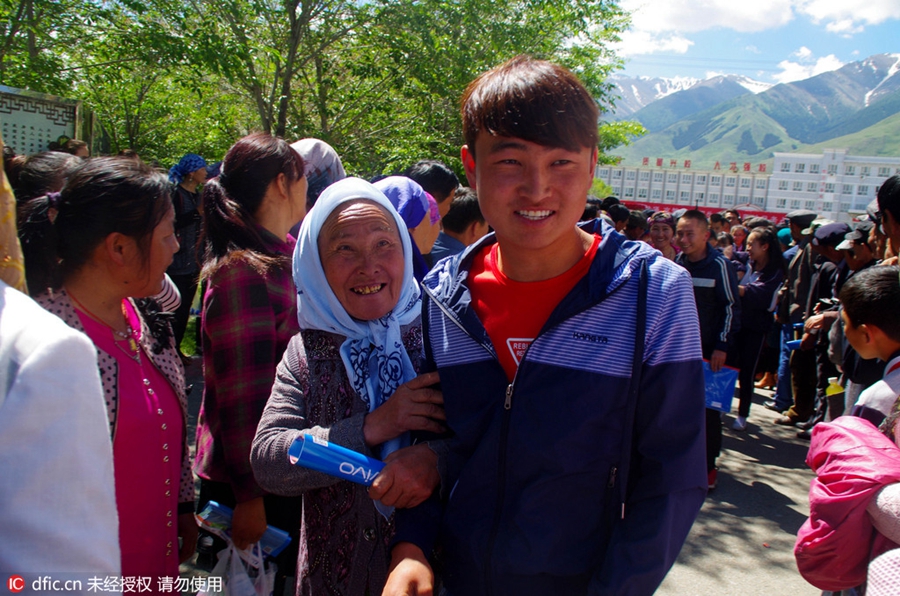 Hugs, anxious parents, high-tech security: China's college entrance exam starts