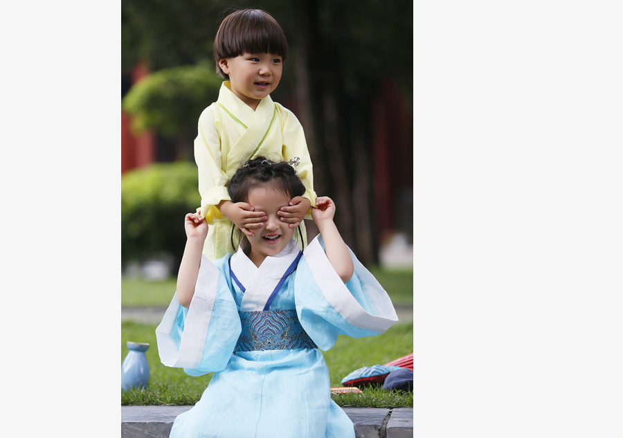 Kids in <EM>hanfu</EM> celebrate Dragon Boat Festival