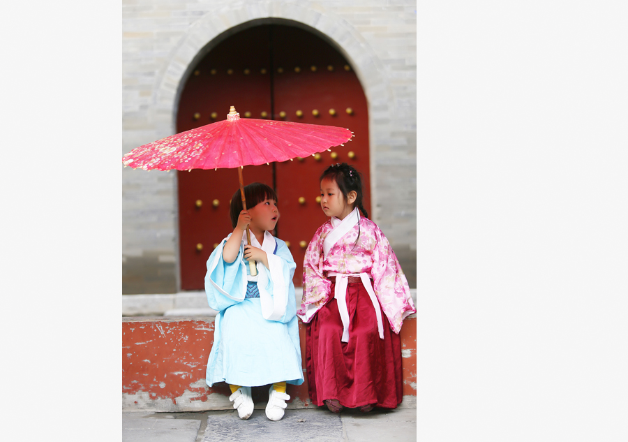 Kids in <EM>hanfu</EM> celebrate Dragon Boat Festival