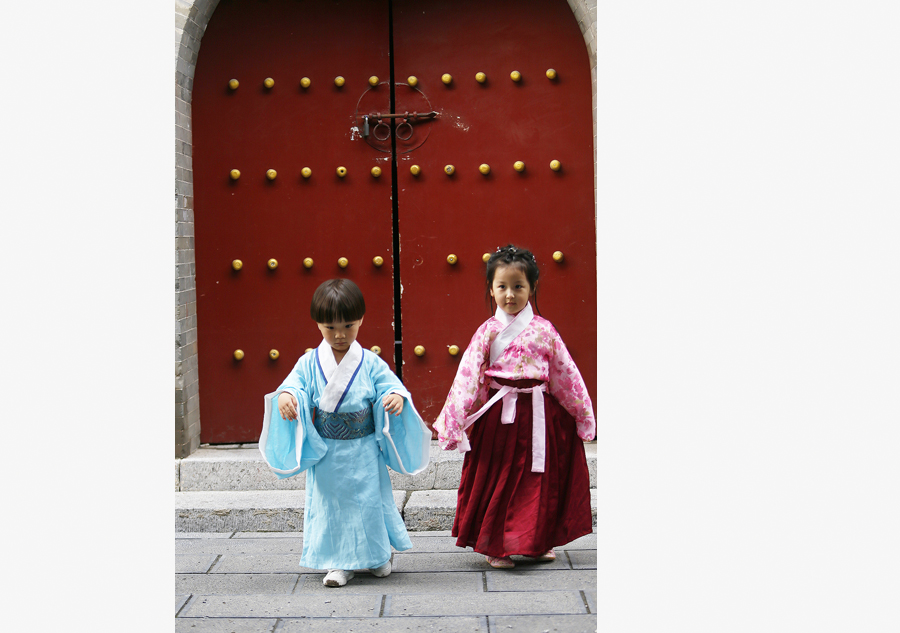 Kids in <EM>hanfu</EM> celebrate Dragon Boat Festival