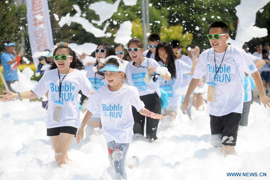 People attend Bubble Run activity in Shenyang