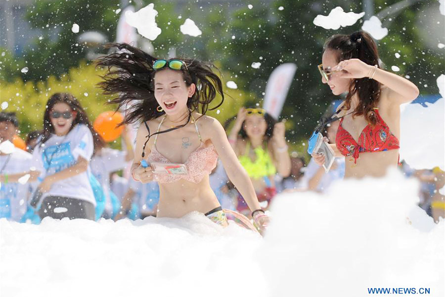 People attend Bubble Run activity in Shenyang