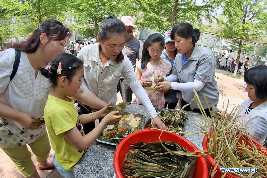 Special Zongzi made for animals to mark Duanwu Festival in Yantai Zoo