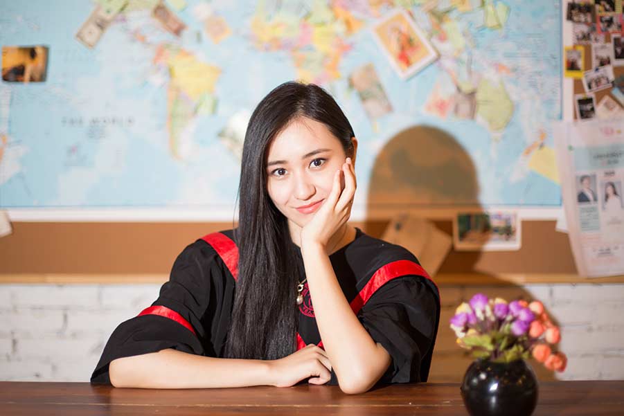 Graduation photos a hit on WeChat