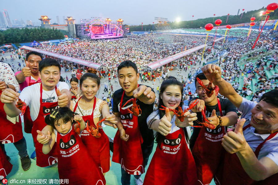 Tens of thousands flock to International Crayfish Fair in E China