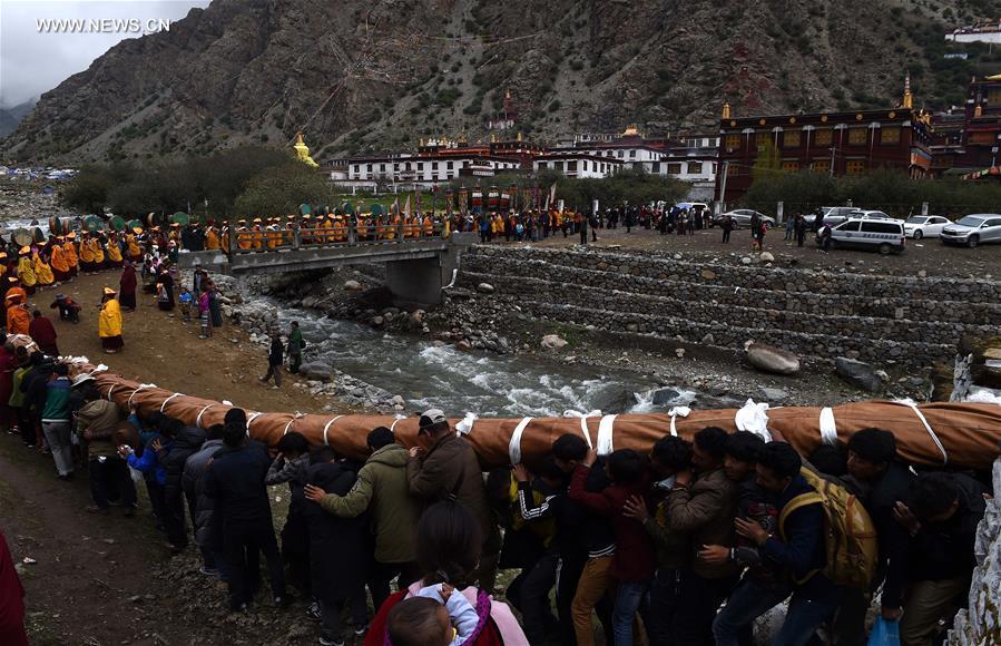 Thangka worship activity held in Lhasa