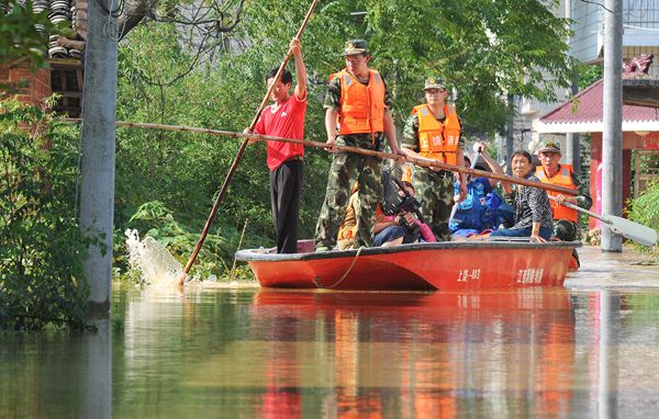 Thousands flee Jiangxi floods