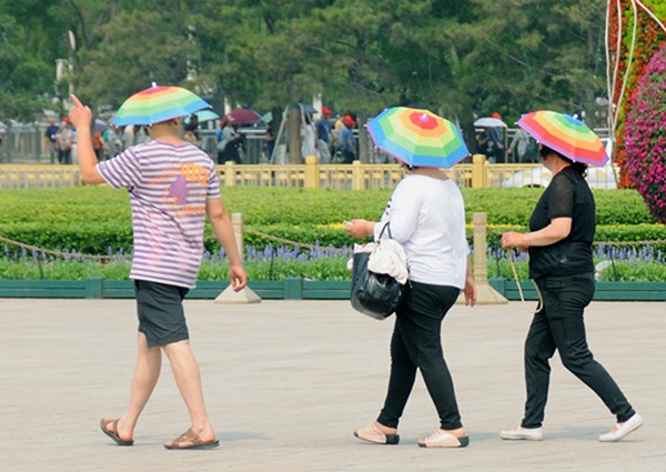 From umbrellas to water fountains: Escaping the scorching summer