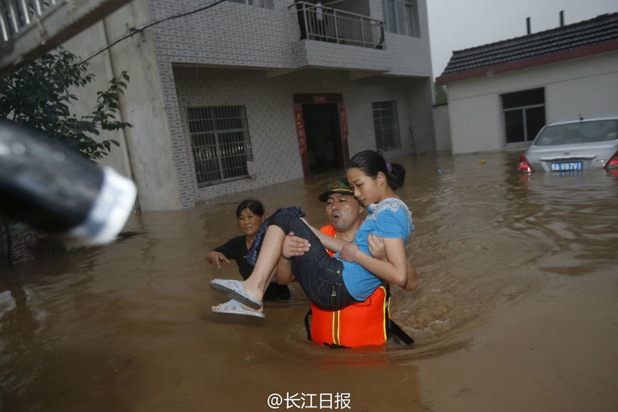 Yangtze River reaches flood stage for first time this year