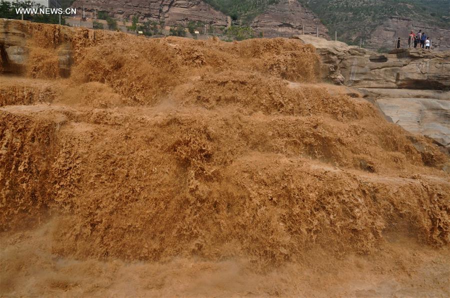 Water volume at Hukou Waterfall surges, attracting tourists