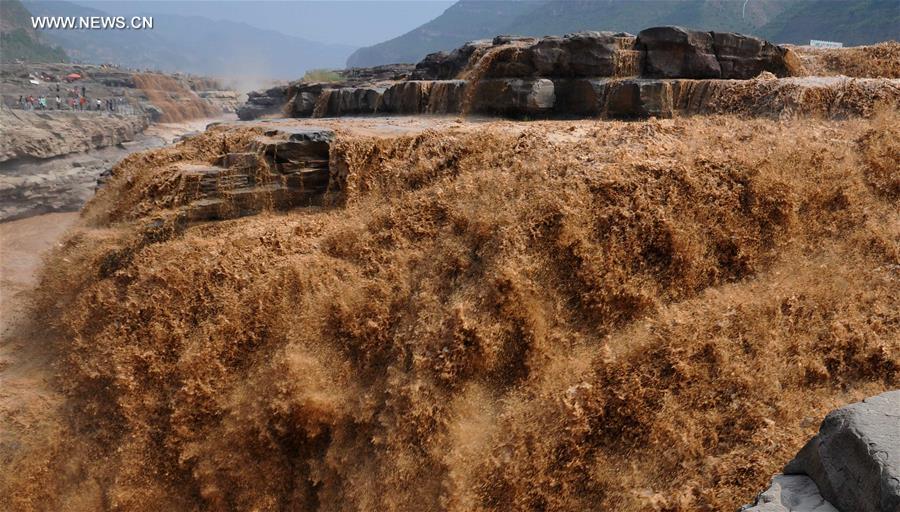 Water volume at Hukou Waterfall surges, attracting tourists