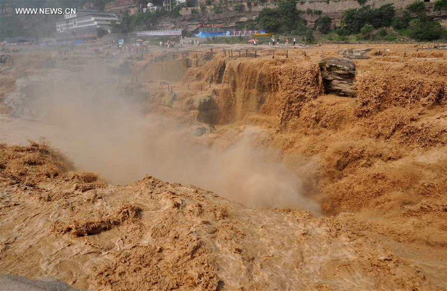 Water volume at Hukou Waterfall surges, attracting tourists