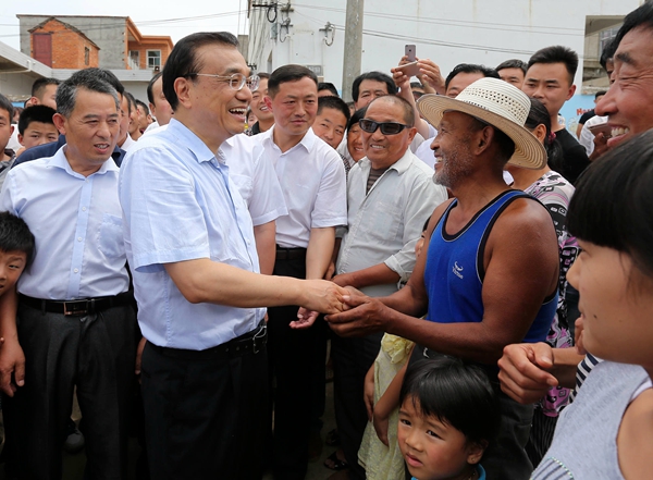 Premier inspects flood areas in Anhui, Hunan