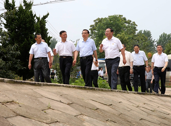 Premier inspects flood areas in Anhui, Hunan