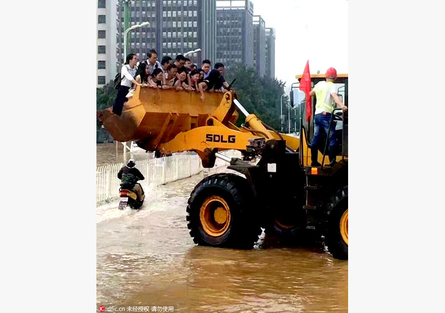 Life goes on in flooded Wuhan