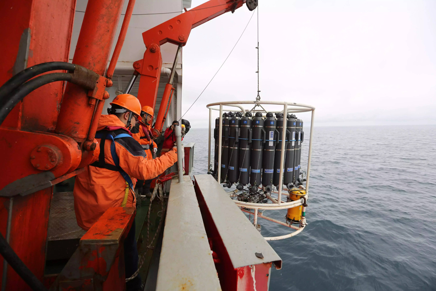 Icebreaker Xuelong arrives at North Pacific Ocean for 7th expedition