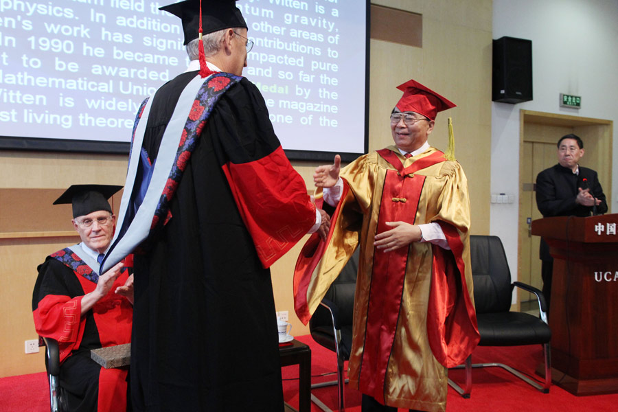 International top scientists receive honorary doctorate degrees at UCAS