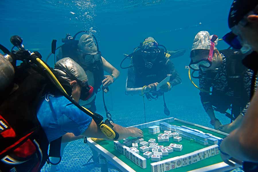 Fancy diving and mahjong at same time? No problem