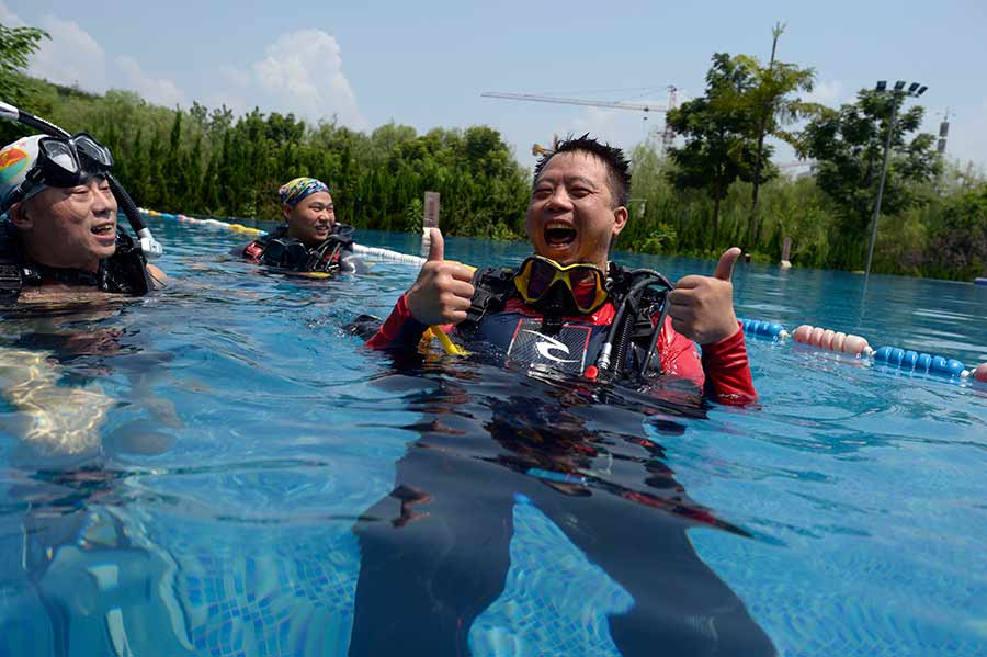 Fancy diving and mahjong at same time? No problem